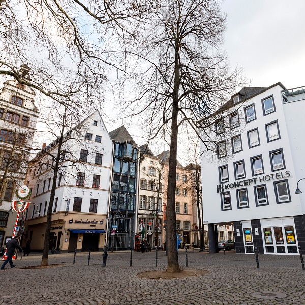 Vorplatz des KONCEPT HOTEL Zum Kostbaren Blut in der Kölner Altstadt
