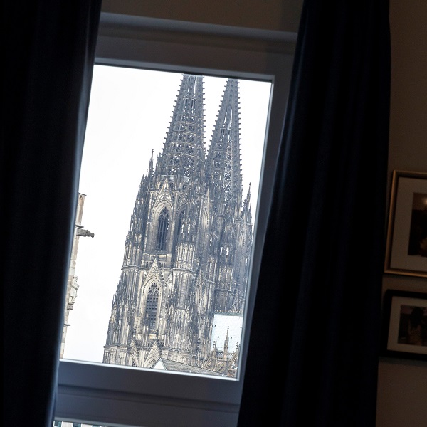 Blick aus dem Fenster des Hotel Zum Kostbaren Blut auf den Kölner Dom
