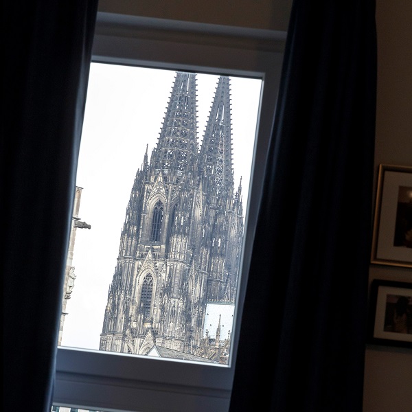 Blick aus dem Fenster des Hotel Zum Kostbaren Blut auf den Kölner Dom
