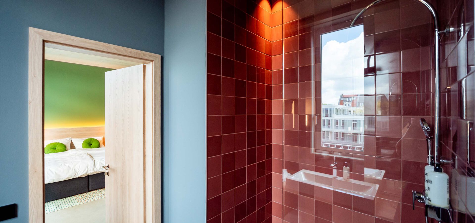 Dusche und Blick ins Hotelzimmer des KONCEPT HOTEL Josefine in Köln