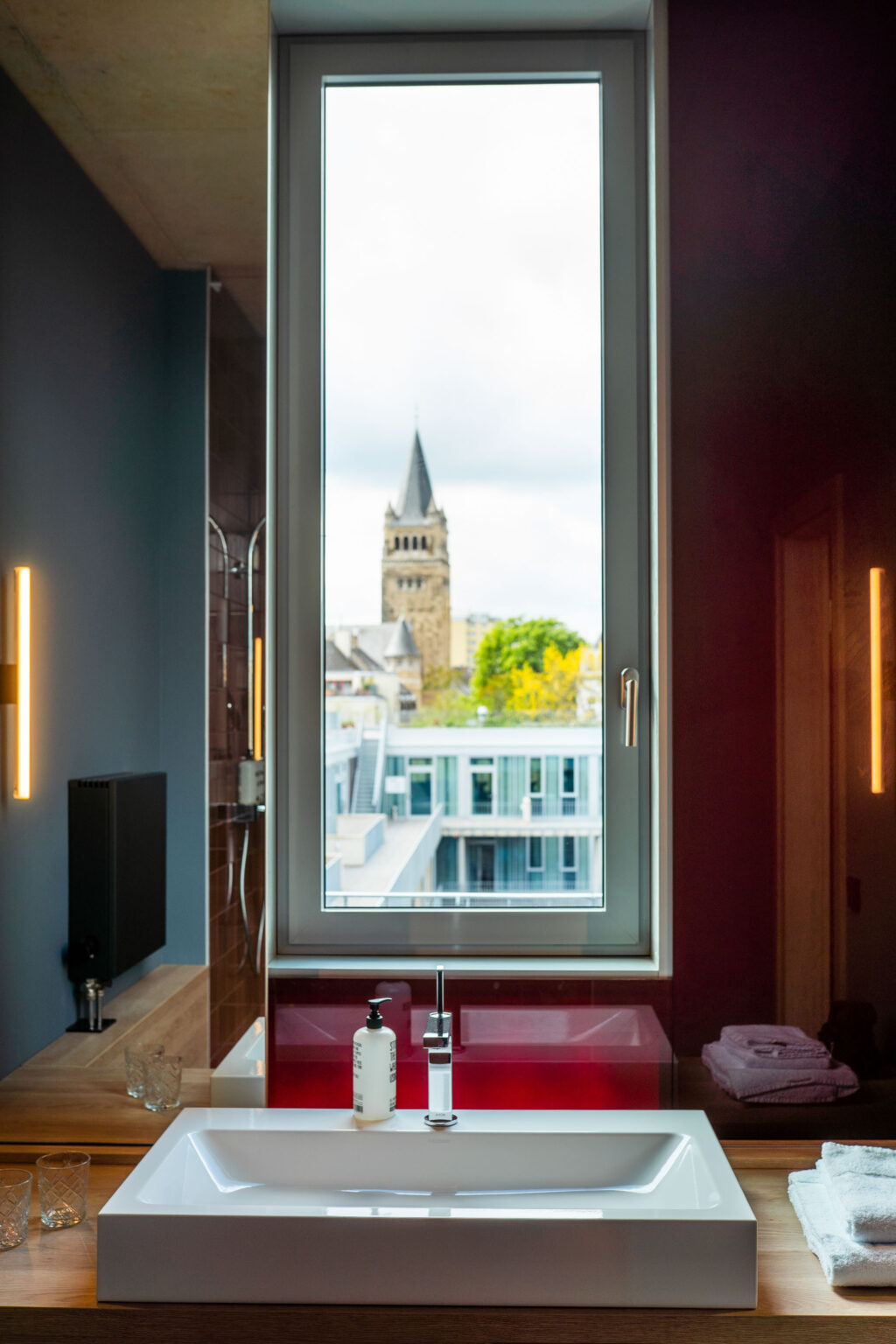 Blick aus dem Badezimmer des KONCEPT HOTEL Josefine