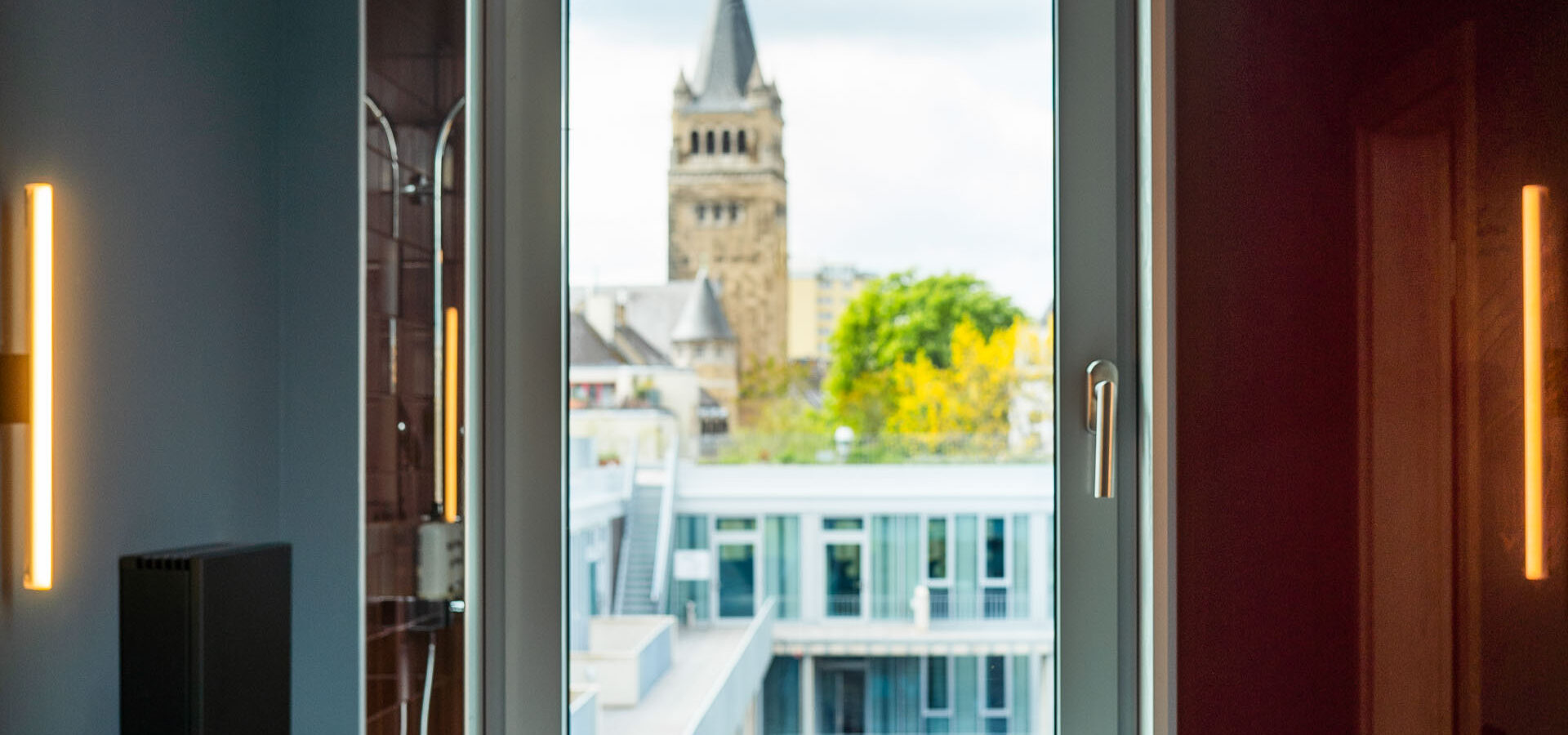 Blick aus dem Badezimmer des KONCEPT HOTEL Josefine