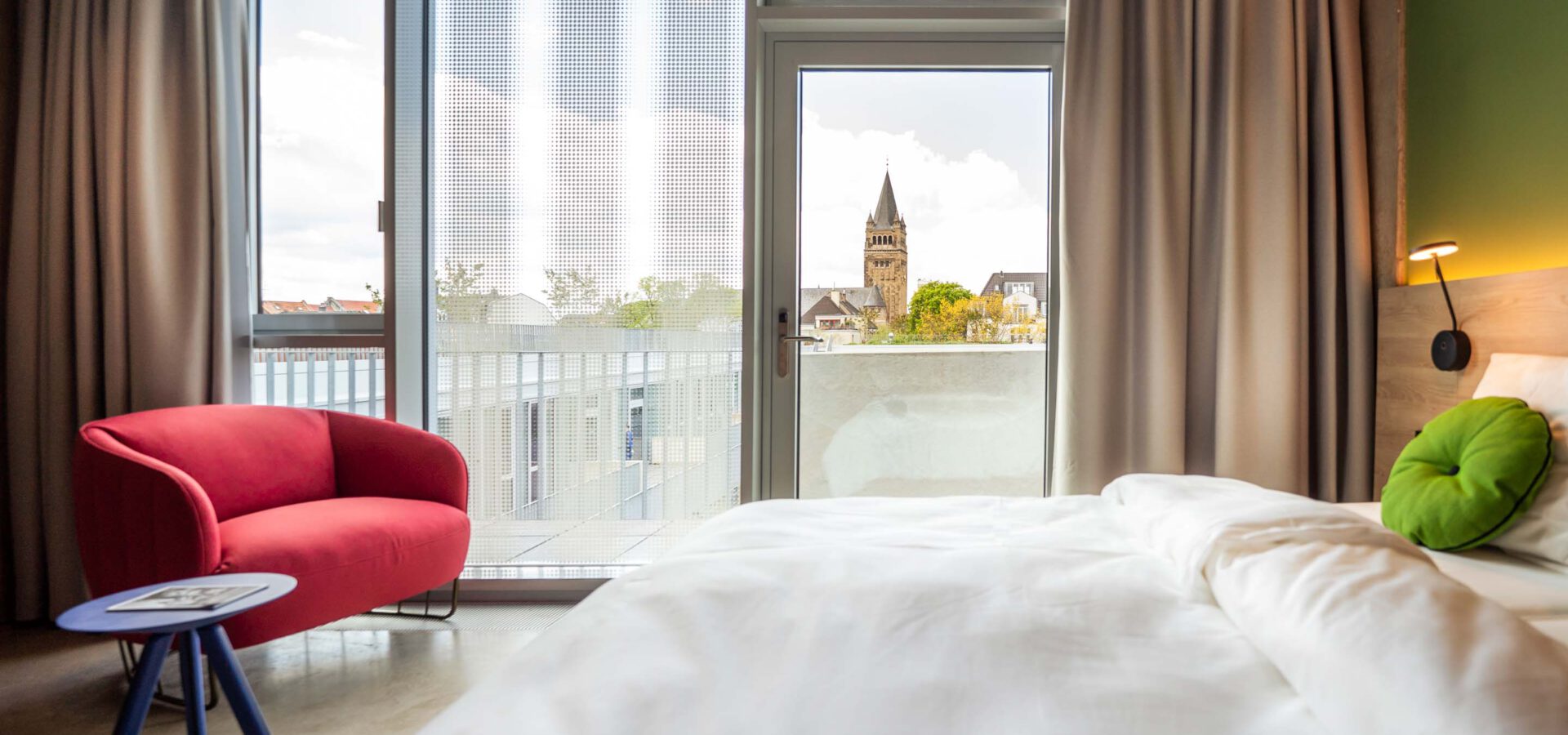 Schlafzimmer mit Blick nach draußen KONCEPT HOTEL Josefine