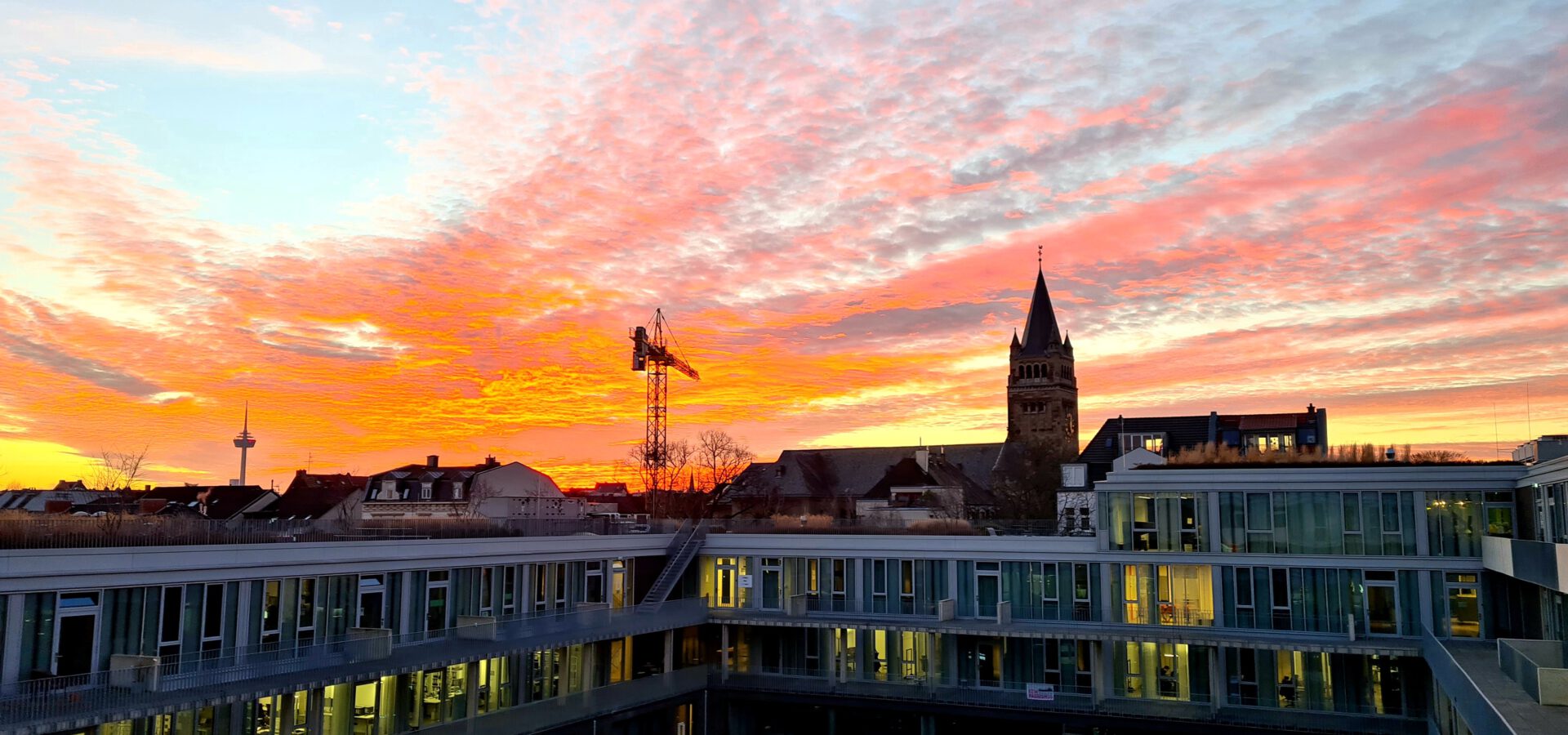 Aussicht aus dem KONCEPT HOTEL in Abenddämmerung