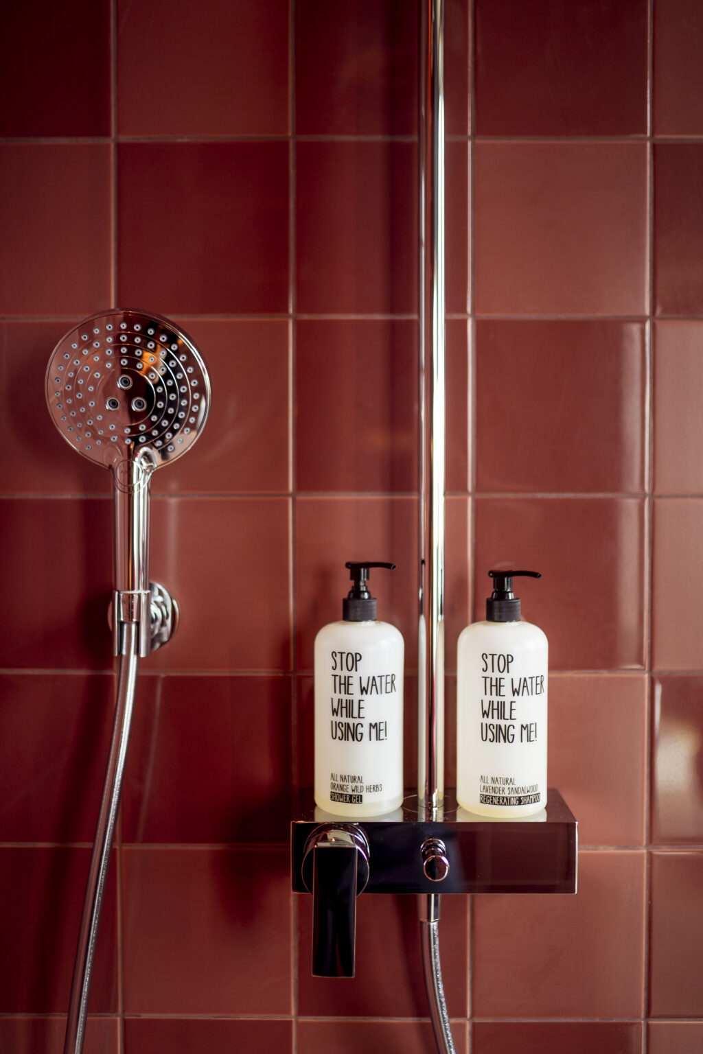 Duschkopr und nachhaltiges Duschgel im Badezimmer der KONCEPT HOTELS