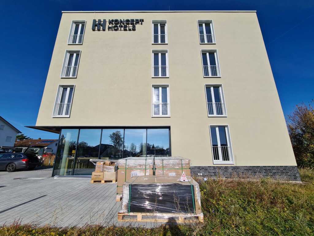 Außenansicht des KONCEPT HOTEL in Tübingen mit Baupaletten im Vordergrund
