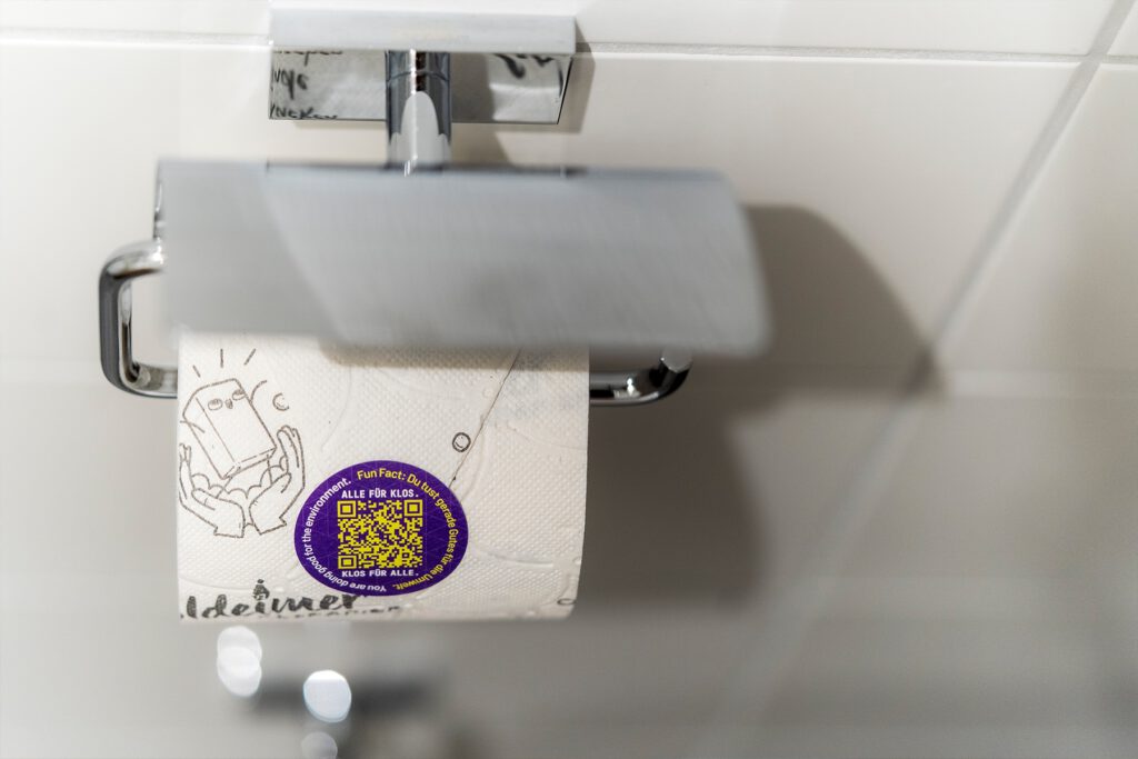 Nachhaltigkeit bringen die KONCEPT HOTELS ihren Gästen seit kurzem auf leichte Art nahe. Überall dort, wo das Thema „Umwelt“ eine besondere Rolle spielt, leiten QR-Codes zum neuesten Nachhaltigkeitsbericht weiter, dem Fairesponsibility Report 2022.