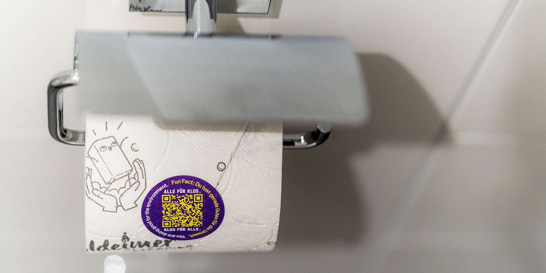 Nachhaltiges Toilettenpapier mit Aufkleber mit QR-Code