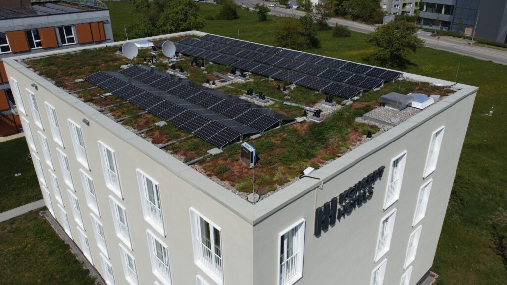 Manche Unternehmen kaufen sich mit CO2-Zertifikaten eine „grüne Weste“, andere nehmen Nachhaltigkeit selbst in die Hand. Das KONCEPT HOTEL Neue Horizonte in Tübingen hat für das Jahr 2022 eine energetische Bilanz gezogen, die zeigt, wie sich 100 Prozent des im Hotel verbrauchten Stroms selbst erzeugen lassen.